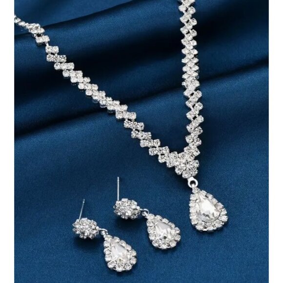 Elegant Necklace & Earrings Set Adjustable Chain Teardrop Design NEW - Picture 2 of 3